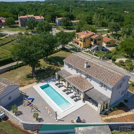 Villa Batelica With Large Garden, Kids Playground And Private Pool *