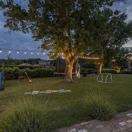 Batelica With Large Garden, Kids Playground And Private Pool