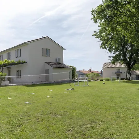 Batelica With Large Garden, Kids Playground And Private Pool